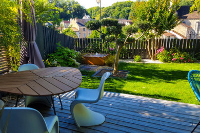 Cette image montre un petit jardin arrière minimaliste avec une exposition ensoleillée et une terrasse en bois.
