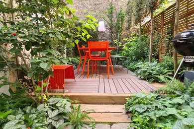 パリにある高級な小さなコンテンポラリースタイルのおしゃれな庭 (半日向、デッキ材舗装) の写真