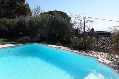 Réalisation d'une petite piscine méditerranéenne.