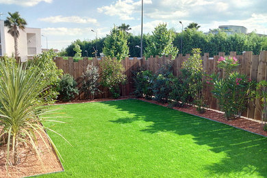 Foto de jardín mediterráneo de tamaño medio en patio trasero con exposición total al sol