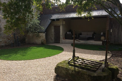 Пример оригинального дизайна: маленький участок и сад на внутреннем дворе в современном стиле для на участке и в саду