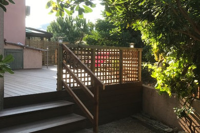 Modelo de jardín campestre de tamaño medio en patio trasero con exposición parcial al sol y entablado