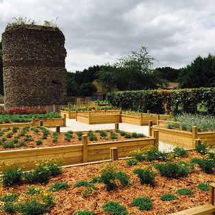Aménagement d'un jardin arrière classique.