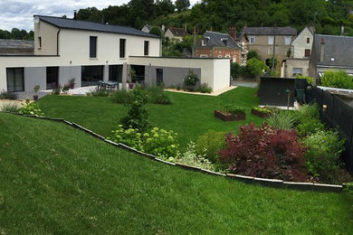 Moderner Garten im Frühling mit direkter Sonneneinstrahlung und Mulch in Angers