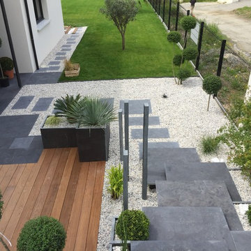 Création d'une entrée de maison, fontaine et d'une terrasse avec une jardinière