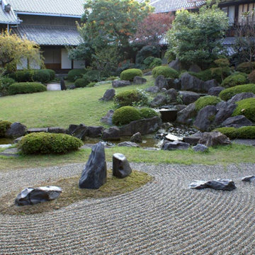 Jardin sec japonais et pierres sur ilot