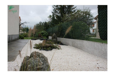 Diseño de camino de jardín de estilo zen pequeño con exposición total al sol y gravilla