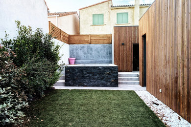 Exemple d'un petit jardin sur cour tendance avec une exposition partiellement ombragée.