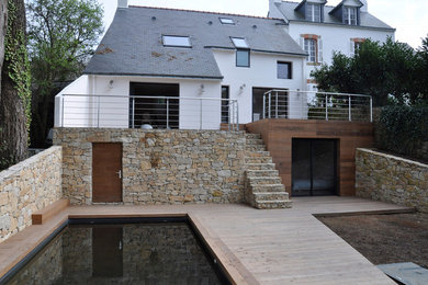 Cette image montre un jardin marin avec une exposition ensoleillée et une terrasse en bois.
