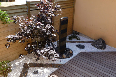 Idée de décoration pour un jardin asiatique de taille moyenne et l'automne avec un point d'eau et une terrasse en bois.