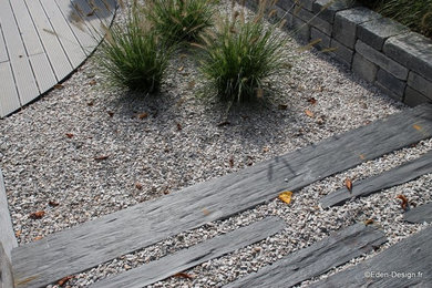 Medium sized contemporary xeriscape garden in Strasbourg with a garden path and gravel.