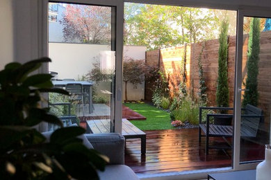 На фото: маленький солнечный участок и сад на заднем дворе в современном стиле с хорошей освещенностью для на участке и в саду