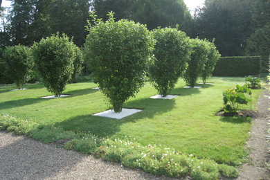 Exemple d'un très grand jardin à la française tendance.
