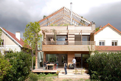 Réalisation d'un jardin design de taille moyenne et l'été avec une exposition ensoleillée et une terrasse en bois.