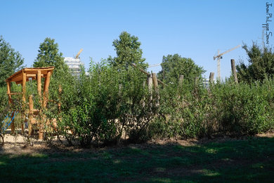 На фото: участок и сад в стиле модернизм с