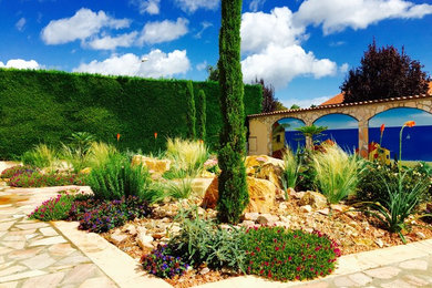 This is an example of a mediterranean garden in Clermont-Ferrand.