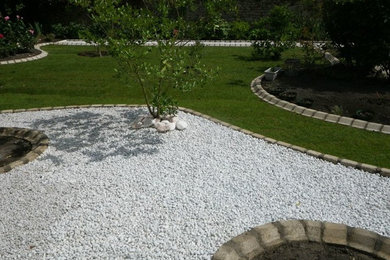 Diseño de camino de jardín de secano contemporáneo pequeño en verano en patio trasero con exposición total al sol y gravilla