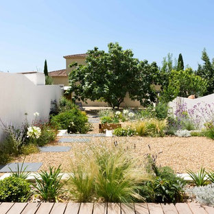 Aménagement d'un jardin à la française arrière contemporain avec une entrée ou une allée de jardin et du gravier.