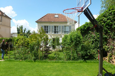 パリにある低価格の小さな、夏のカントリー風のおしゃれな庭 (ゼリスケープ、日向、マルチング舗装) の写真