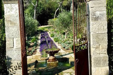 Jardin Romantique en Provence. Romantic garden in Provence