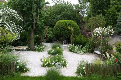 Inspiration pour un aménagement d'entrée ou allée de jardin arrière traditionnel de taille moyenne avec une exposition ensoleillée et du gravier.