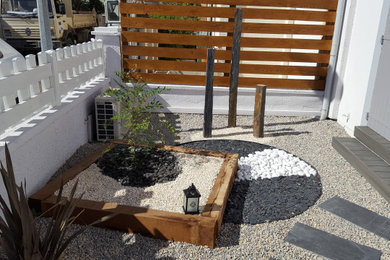Cette image montre un aménagement d'entrée ou allée de jardin avant design avec une exposition ensoleillée et du gravier.