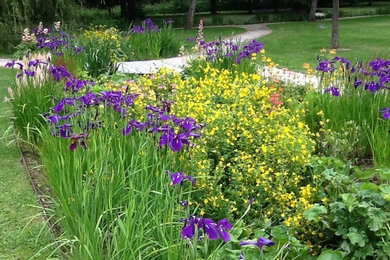 Inspiration pour un grand jardin arrière rustique au printemps avec une exposition ensoleillée.