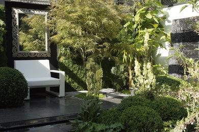 Exemple d'un jardin chic de taille moyenne avec un point d'eau et une exposition partiellement ombragée.