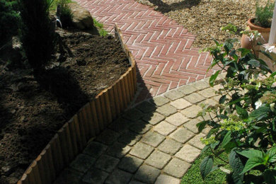 Idées déco pour un petit jardin sur cour industriel avec un chemin, une exposition partiellement ombragée et des pavés en brique.