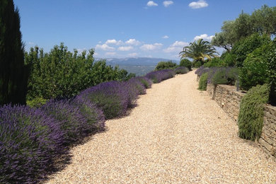 На фото: солнечный, летний участок и сад в средиземноморском стиле с хорошей освещенностью
