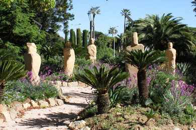 Diseño de jardín clásico renovado extra grande en verano en patio trasero con exposición total al sol y gravilla