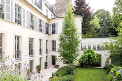 パリにあるトランジショナルスタイルのおしゃれな庭の写真