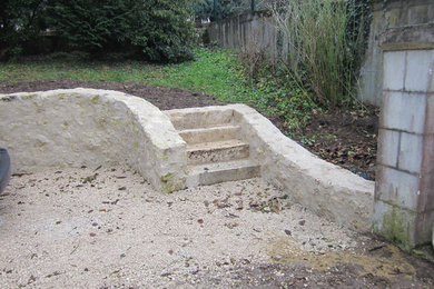 Idées déco pour un jardin classique de taille moyenne avec une exposition ensoleillée et des pavés en pierre naturelle.