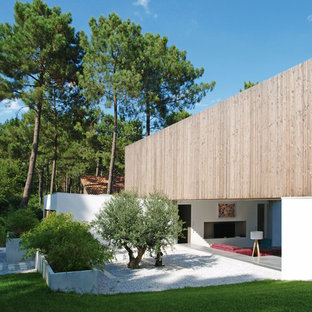 Aménagement d'un grand jardin moderne avec une pente, une colline ou un talus.