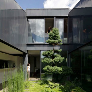 Idées déco pour un petit jardin sur cour moderne l'été avec une entrée ou une allée de jardin, une exposition partiellement ombragée et des pavés en pierre naturelle.