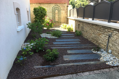 Пример оригинального дизайна: маленький участок и сад на внутреннем дворе в стиле модернизм для на участке и в саду
