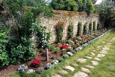 Inspiration for a farmhouse garden in Paris.