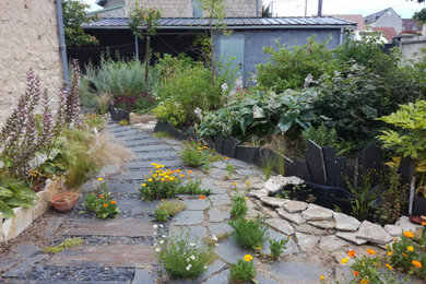 Cette image montre un petit jardin latéral minimaliste avec pierres et graviers et un paillis.