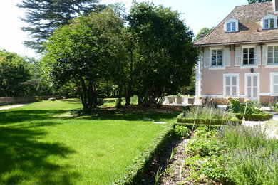 Exemple d'un grand jardin arrière tendance l'été avec une exposition partiellement ombragée et des pavés en pierre naturelle.
