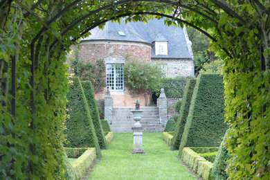 Idée de décoration pour un grand jardin tradition l'été avec une exposition partiellement ombragée.
