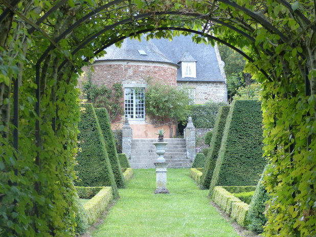 Traditional Garden by Alain Quiot - TerreHistoire