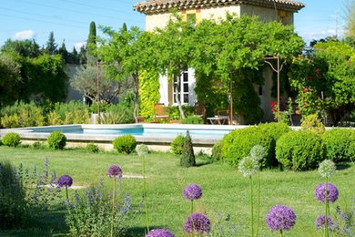 マルセイユにあるトランジショナルスタイルのおしゃれな庭の写真