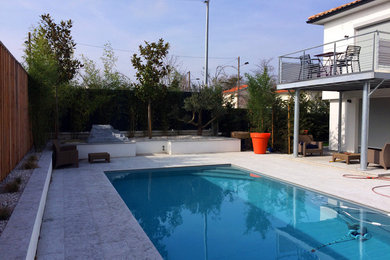 Exemple d'une piscine tendance de taille moyenne avec des pavés en béton.
