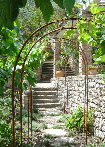 Mediterranean Garden by Atelier Nelumbo Garden Design