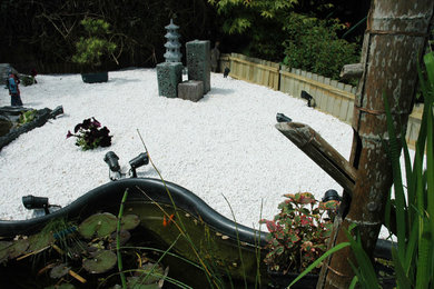 Aménagement d'un jardin asiatique de taille moyenne avec un point d'eau et du gravier.