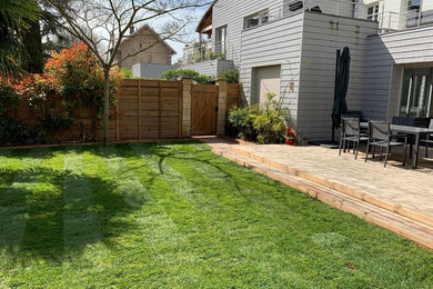 Стильный дизайн: маленький солнечный участок и сад на переднем дворе в классическом стиле с хорошей освещенностью и настилом для на участке и в саду - последний тренд