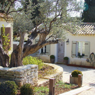 Idée de décoration pour un jardin avant tradition de taille moyenne avec des pavés en pierre naturelle.