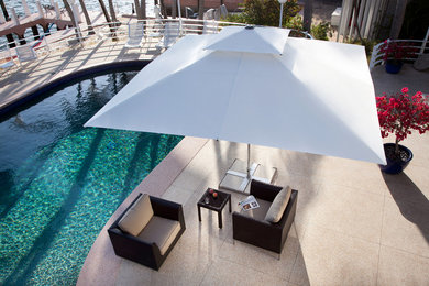 Supremo - Parasol en blanc à la piscine ronde