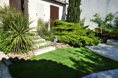 Diseño de camino de jardín de secano mediterráneo pequeño en patio con exposición total al sol