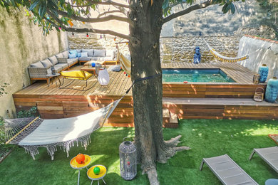 Inspiration pour un jardin design l'été avec un bassin, une exposition ensoleillée et une terrasse en bois.